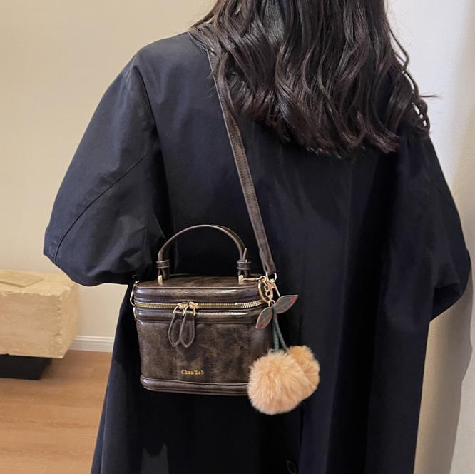 Bolso retro bolso de mano femenino 2025 nuevo bolso cuadrado pequeño de moda de todo fósforo pequeño bolso de mensajero de hombro de alta gama para viajeros de nicho