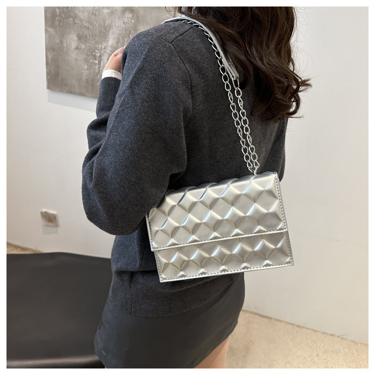 The 2024 autumn new embossed diamond-shaped single-shoulder crossbody bag with a chain design is a niche, fashionable, simple and retro small square bag undefined