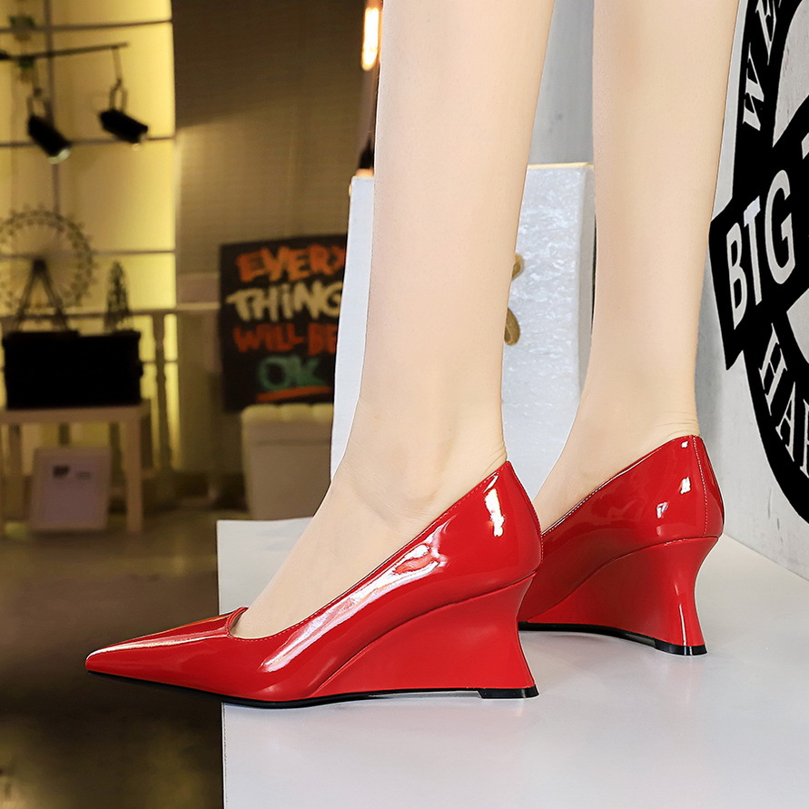 Fashion party wedges Women's high-heeled wedges shallow cut pointed patent leather single-shoe wedges_voghion.com