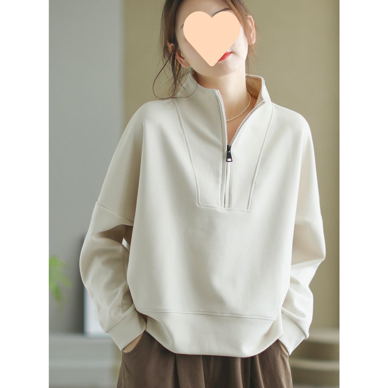 襟を立ててファスナーをします。女性の春と秋の雰囲気は長袖の頭をかぶせてカジュアルな上着を着ます。|undefined