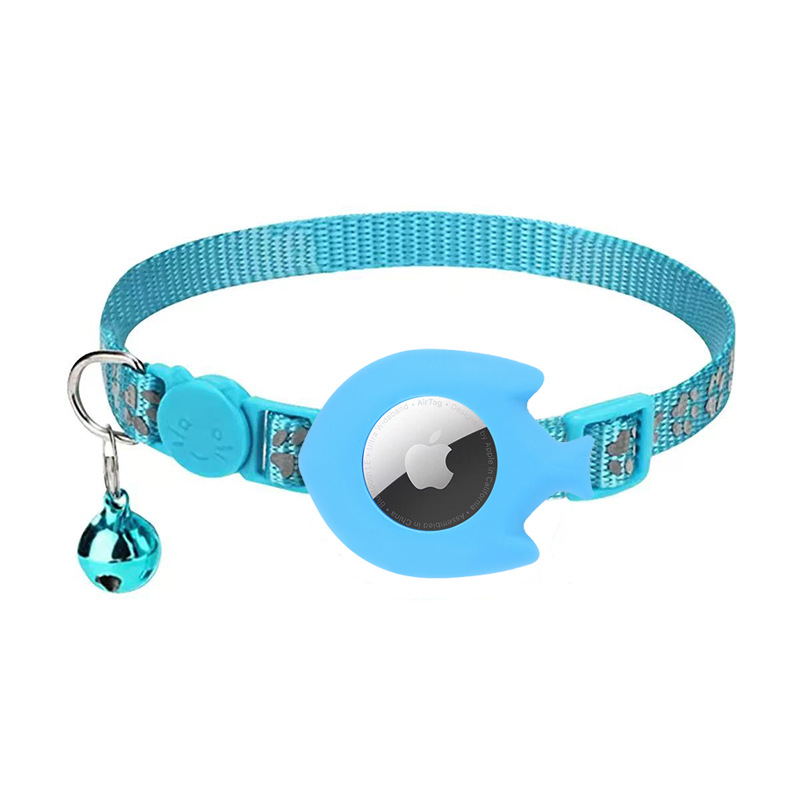 Funda de silicona celeste con diseño de peces pequeños. No incluye el rastreador.