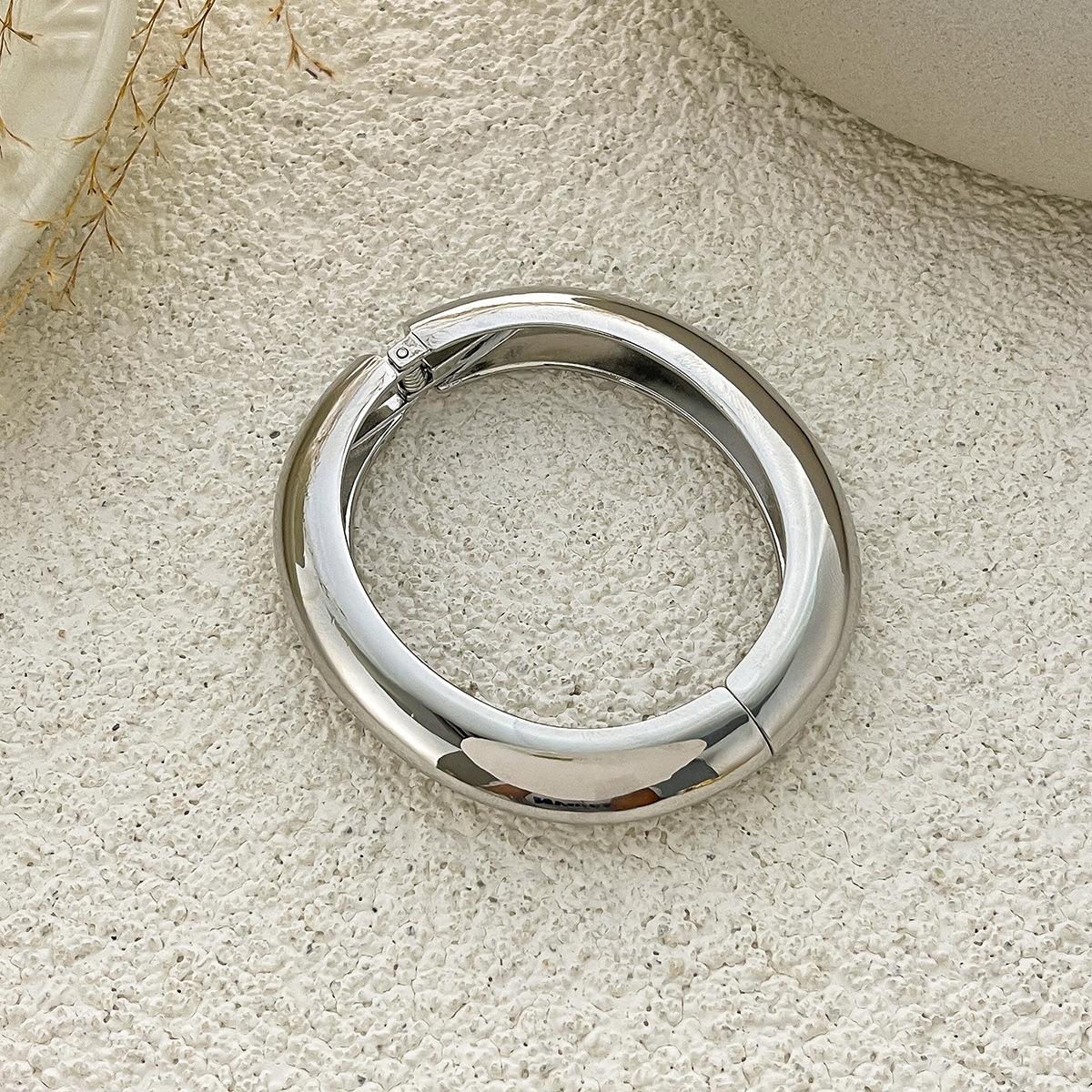55g Weight Bangle Classification Alloy Chain Material 1 Piece Quantity Holiday, Travel Occasion Alloy Material Geometric Pattern Women's Gender Plating Design Elegant, Lady, Simple Style Style Elegant Lady Simple Style Geometric Alloy Bangles Wholesale 44