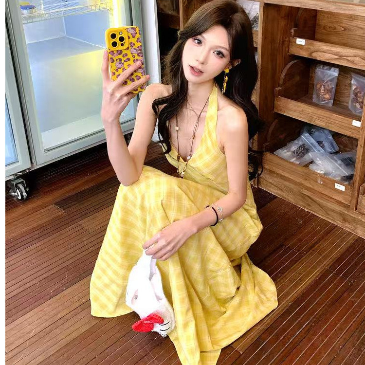 黄色格子V领挂脖吊带连衣裙女夏季多巴胺绝美修身温柔度假风长裙|undefined