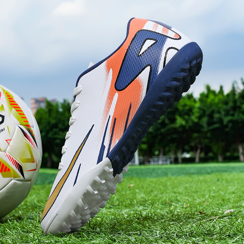 Nuevos zapatos de fútbol masculinos y femeninos transfronterizos nuevos clavos bajos AG clavos estudiantes jóvenes asesinos zapatos de fútbol spot