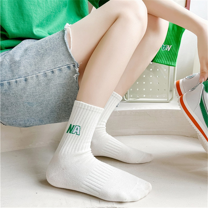 Calcetines deportivos verdes a rayas calcetines de algodón de las mujeres al por mayor Calcetines de algodón de color sólido bordados a media pantorrilla de las mujeres