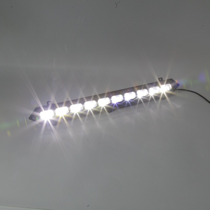 Aplicable a TOYOTA Sequoia Tantu Takuma TRD PRO centro de red de luz de día de luz central del vehículo original