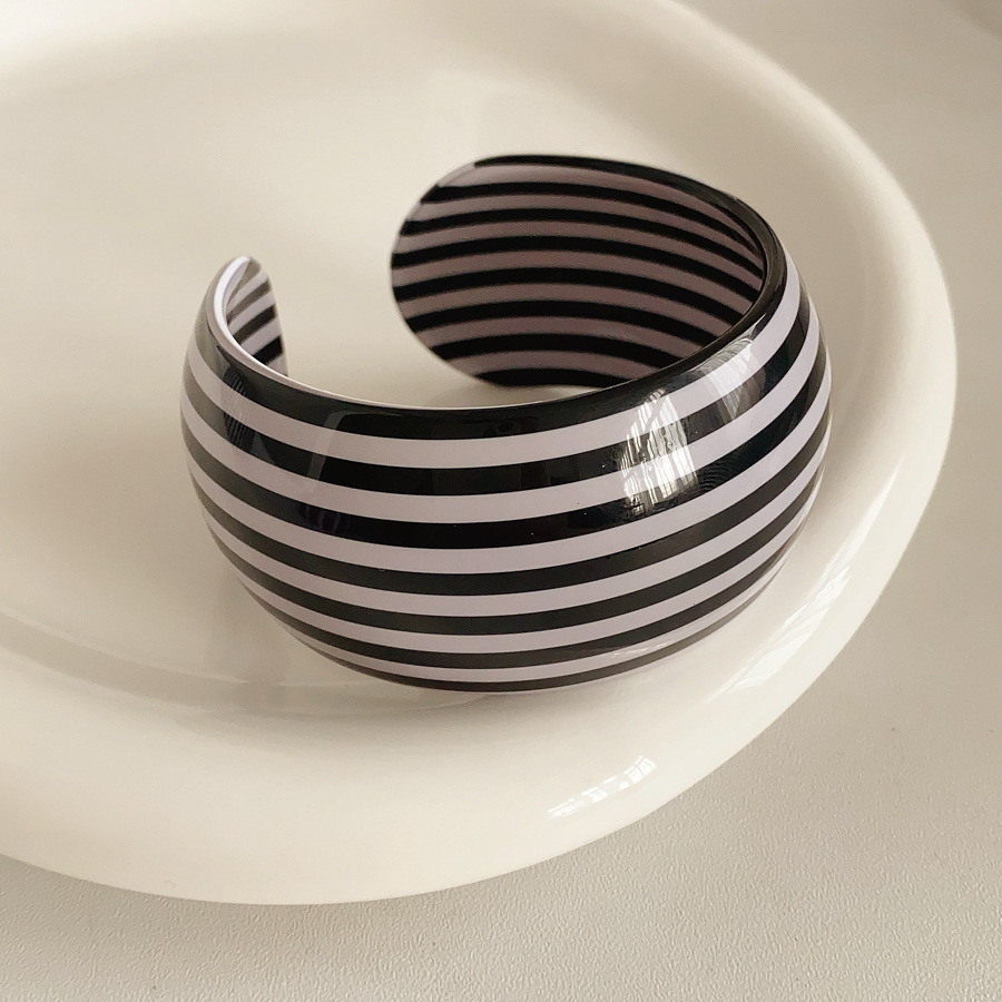 Europa y los Estados Unidos transfronterizos acrílico rayas geométricas anchas aberturas pulseras de nicho simple personalidad alta sensación de exageración brazalete image 8
