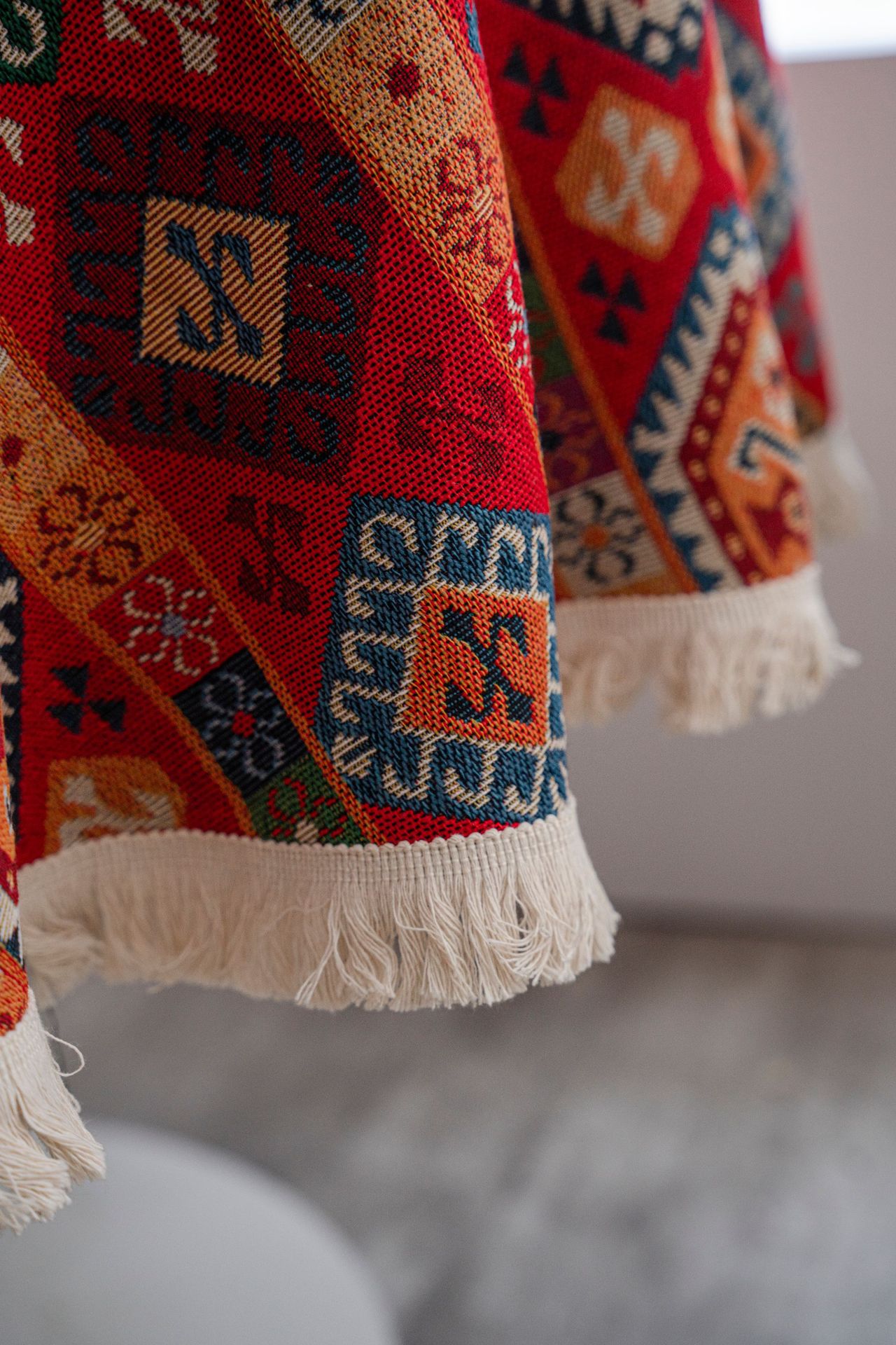 红色徽章+ 白须圆形