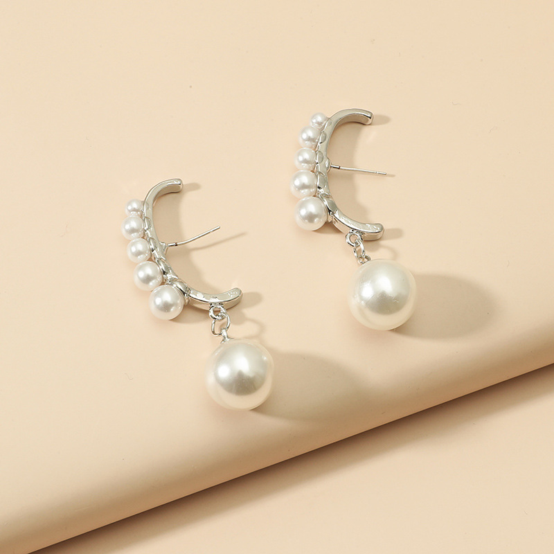 Fashion Pearl Pendant Retro Earrings display picture 2