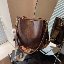 2025新款包包韩系高级感百搭水桶包秋冬复古小众设计宽带斜挎包女