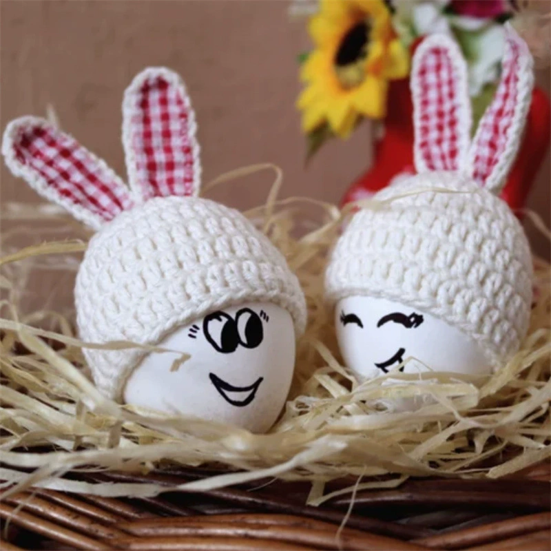 Новая внешнеторговая трансграничная вязанная крючком красно-белая клетчатая шапка с кроличьими ушками, защитный чехол для пасхального яйца, готовый продукт.
