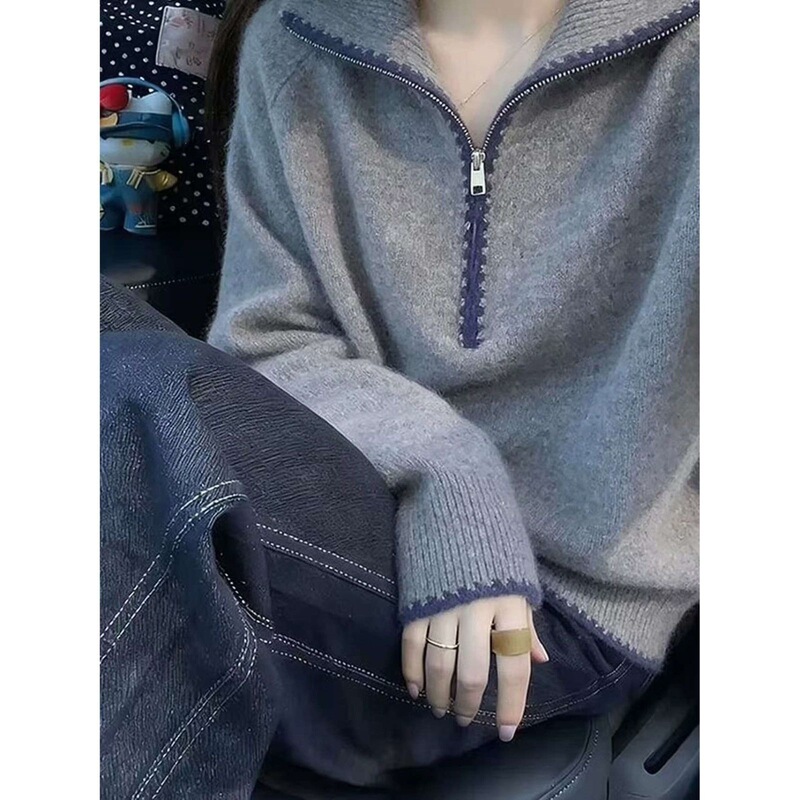Petite-sized, high-neck, half-zip sweater in gray, a new autumn/winter style that exudes a sophisticated and elegant look, with a loose fit that slims the figure and is versatile enough to be paired with various outfits Petite-sized, high-neck, half-zip sweater in gray, a new autumn/winter style that exudes a sophisticated and elegant look, with a loose fit that slims the figure and is versatile enough to be paired with various outfits