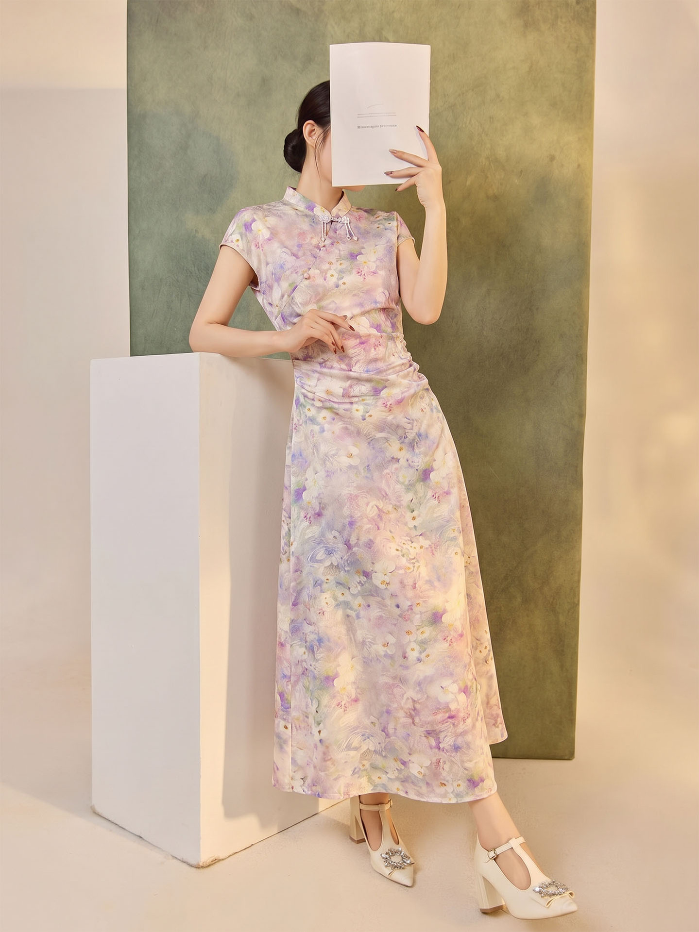 Đầm dài nữ nhuộm hoa cổ đứng thắt lưng nếp gấp chẻ tà — màu tím