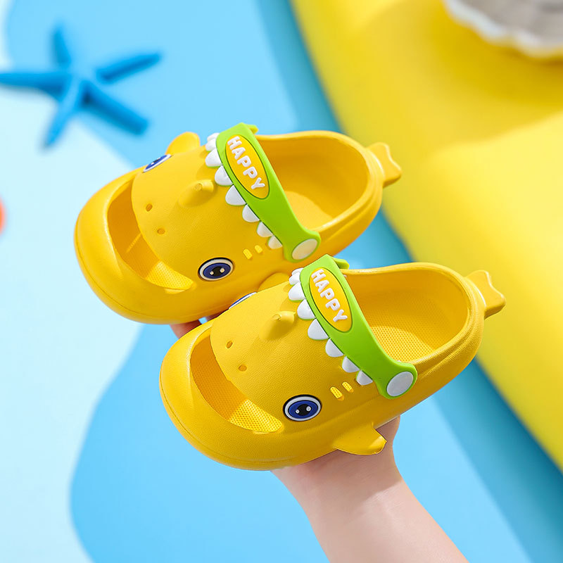 2023 cerrado dedo del pie agujero zapatos EVA zapatillas niñas verano slip-on de dibujos animados interior antideslizante casa zapatillas de los niños