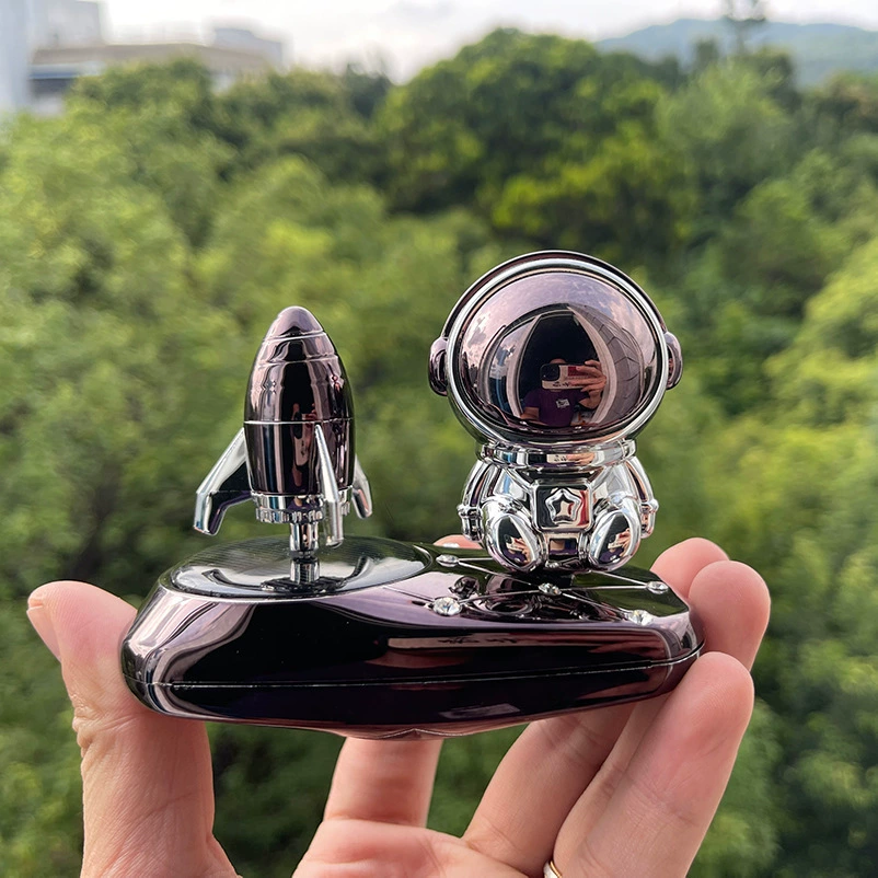 Солнечный астронавт вращает ракету Xiangyan креативный автомобильный парфюмерия парфюмерия самолета парфюмерия