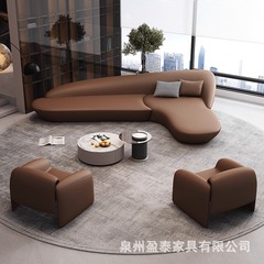 売り場部はテーブルと椅子の組み合わせを交渉します。
