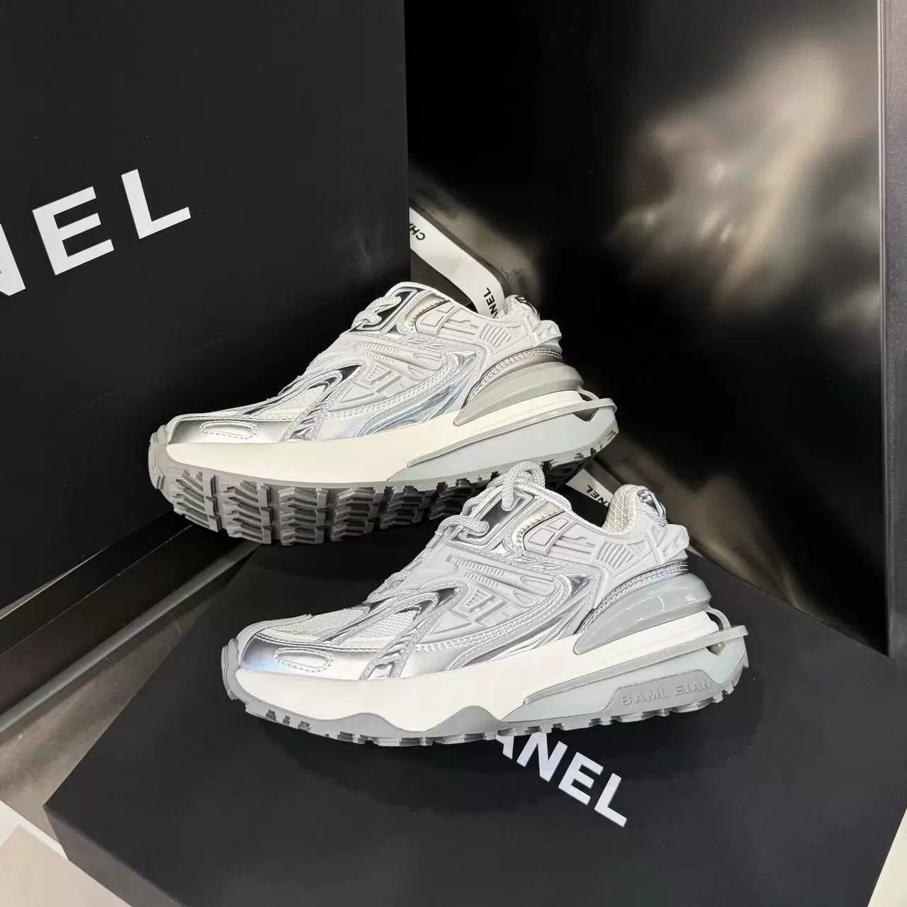 Кроссовки в стиле ретро с металлическим эффектом для женщины Celebrity Daddy Shoes с толстой подошвой 2024 Новый серебристый