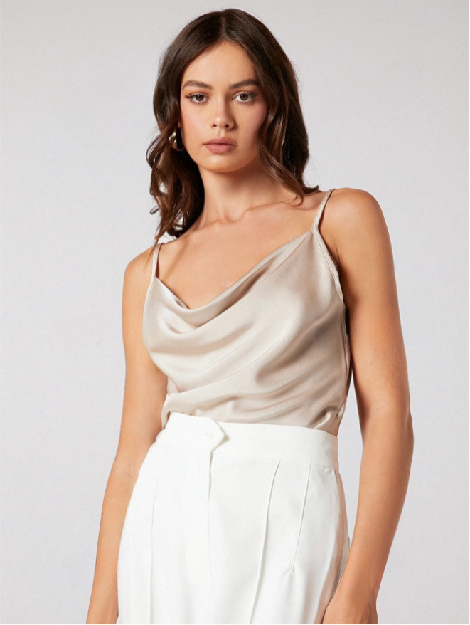 Camisola de satén de seda de imitación en el interior del traje