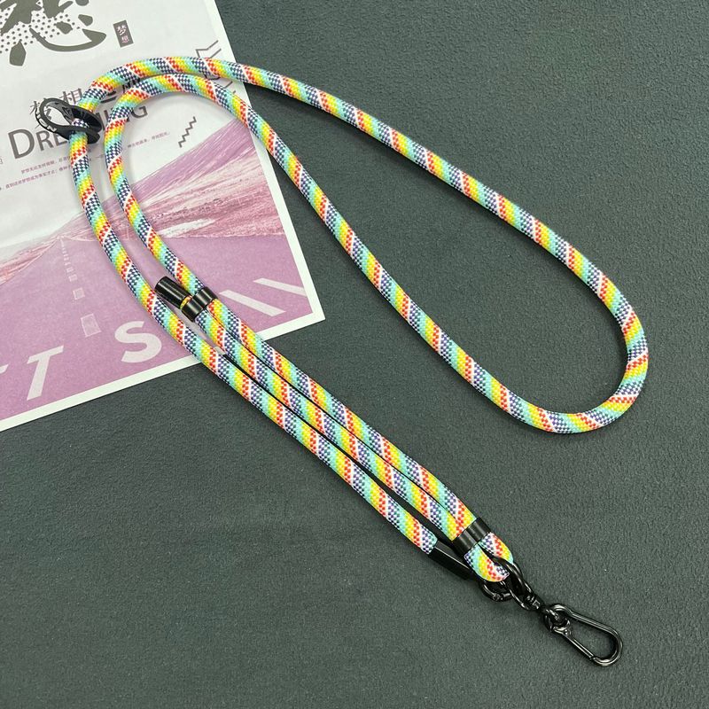 日系8mm携帯電話のストラップは、携帯ケースのストラップに斜めにまたがっています。|undefined