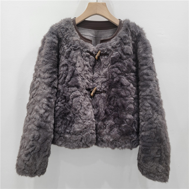 2025 otoño estilo de diseño de estilo extranjero cuello redondo botón de cuerno suelto multifacé piel delgada una chaqueta para mujeres