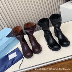 高版2025秋冬三角标真皮圆头英伦复古低跟时尚中筒马丁靴骑士靴女