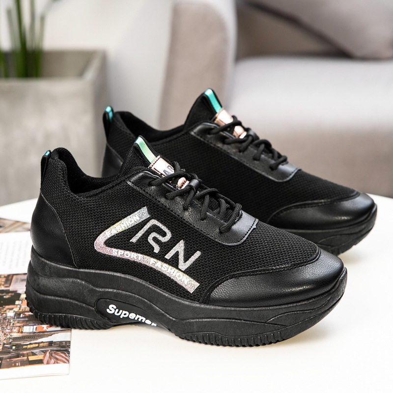 Zapatos casuales de mujer para otoño, zapatillas blancas transpirables de punto con suela gruesa, a la moda, para exteriores, versión coreana, con aumento de altura, venta al por mayor.