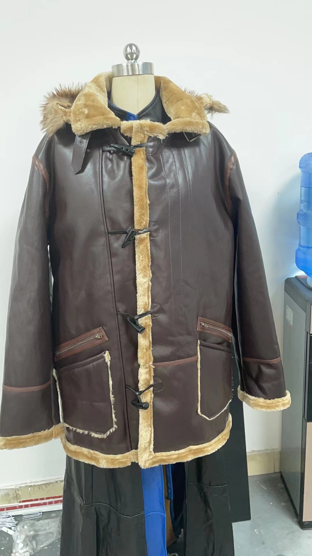 Herrenbekleidung Pelzjacke mit Reißverschlusstasche und Kapuze_voghion.com