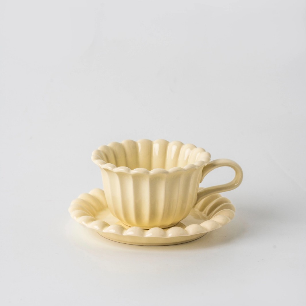 Juego de tazas y platillos de color crema