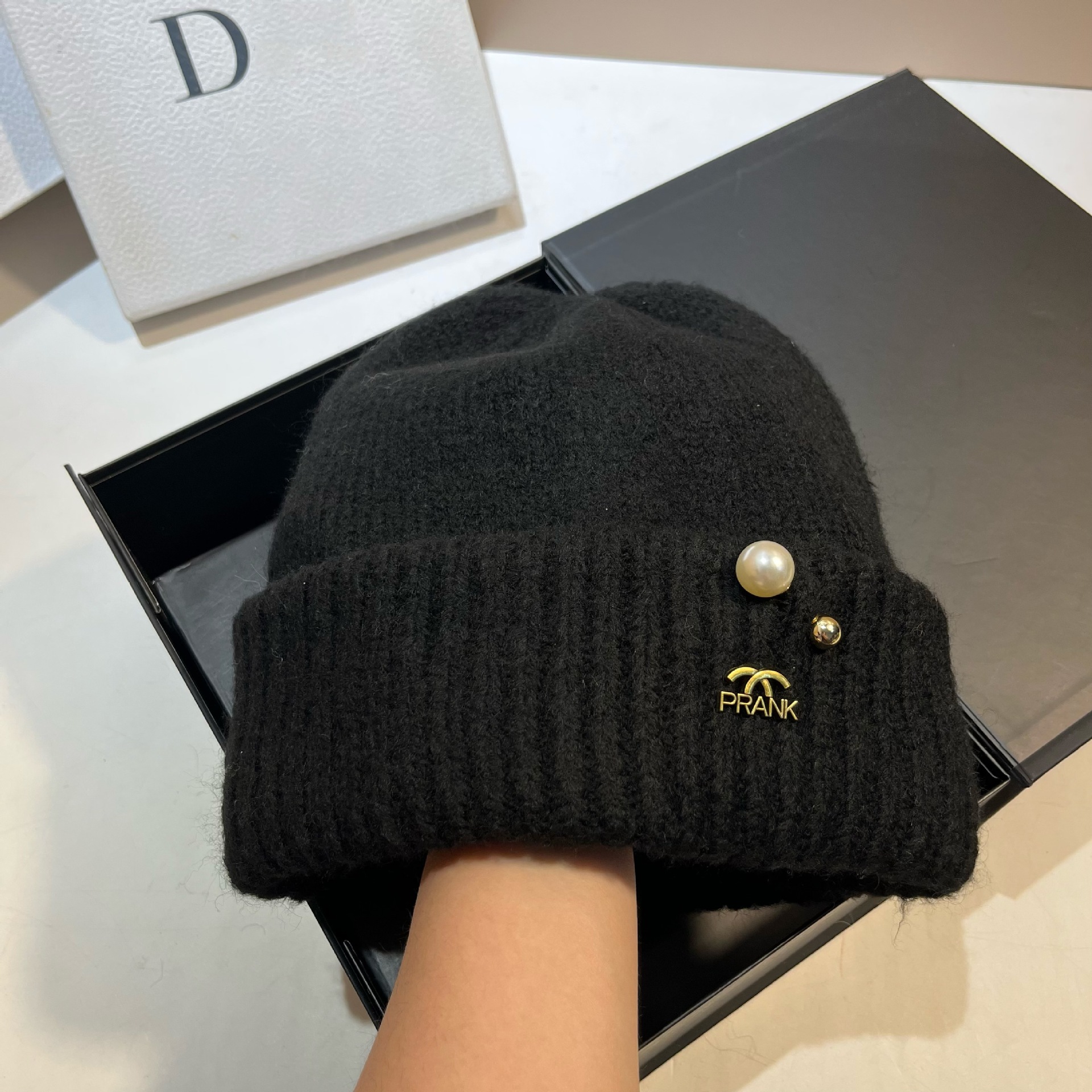 Version coréenne du nouveau bonnet tricoté en laine mélangée chaude d'hiver Xiaoxiangfeng Pearl, bonnet à orteils à la mode et doux_voghion.com