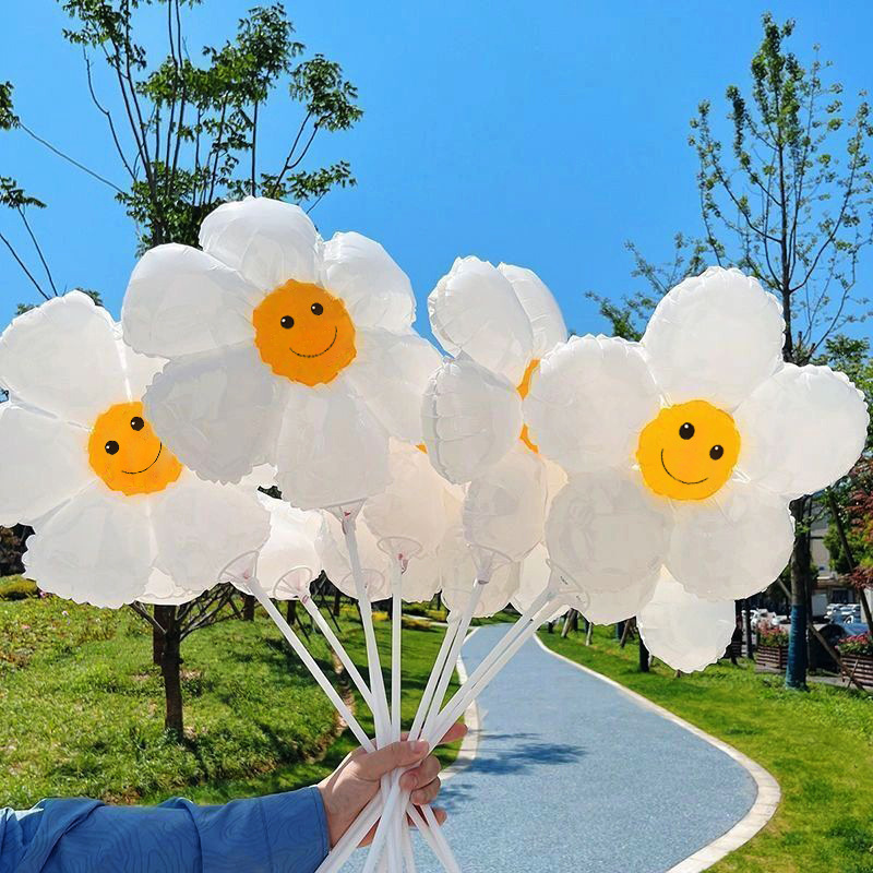 太陽の花の笑顔の花の風船は手を持って小さいデイジーの露店を持ってひまわりのアルミニウムの膜を押して空の卸売りの花を漂っています。|undefined