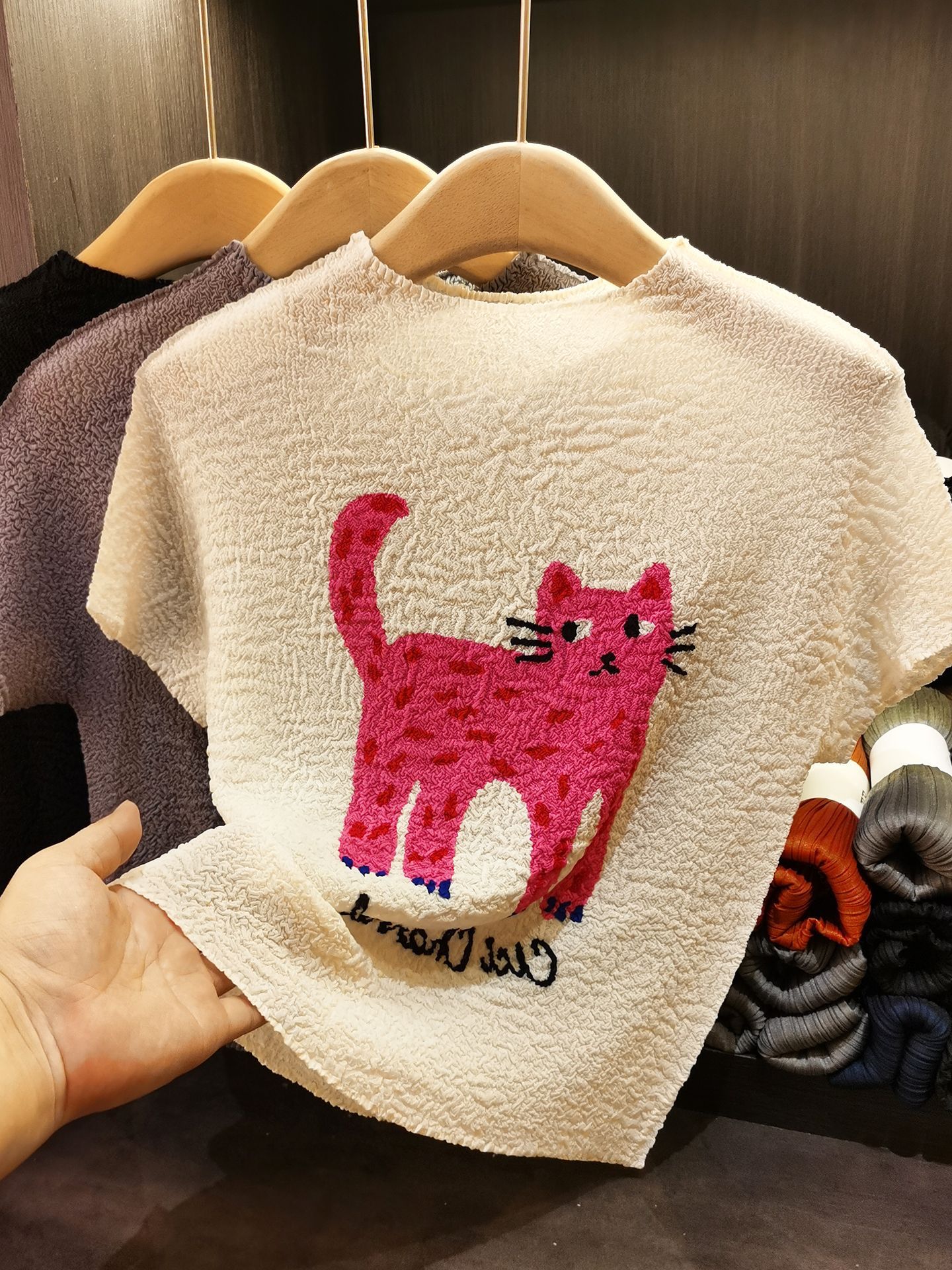 Áo thun nữ cổ tròn xếp ly nhẹ mỏng họa tiết mèo hoạt hình jacquard — đen, Màu trắng nhạt, màu xám