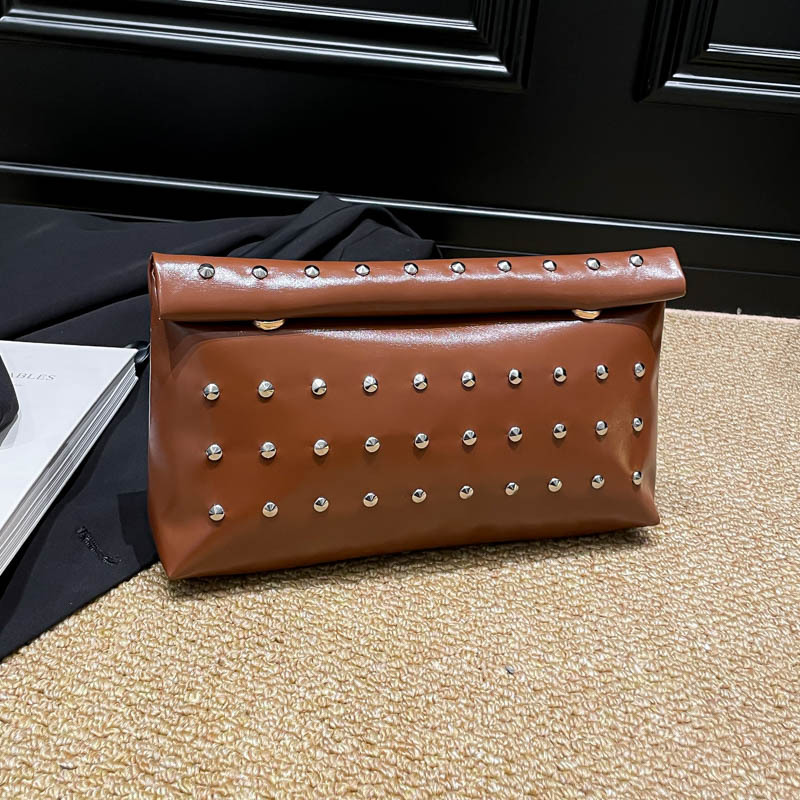 Niche bolsas de mano de gran capacidad de Europa y los Estados Unidos coreano 2025 nuevo bolso de hebilla de absorción de aire extranjero chica caliente sobre bolso de remachete de mujer