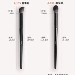 指の腹の鼻の影のブラシの斜めの頭は美容のハイライトを直して化粧をします。