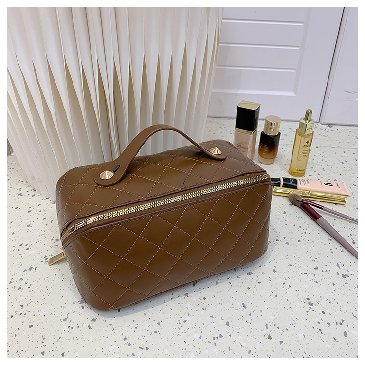 Femmes Moyen Toutes Les Saisons Faux Cuir Couleur Unie Élégant Forme D'oreiller Fermeture Éclair Trousse De Maquillage Sac Carré display picture 5