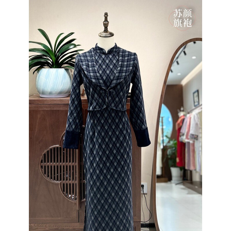 Navy blue plaid cheongsam suit with a slit, a slimming and elegant cheongsam dress with a refined and intellectual style, reminiscent of the Republic of China era