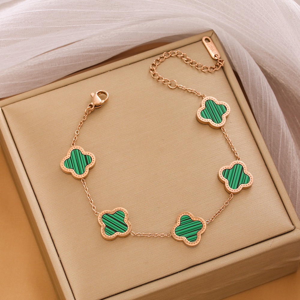 Pulsera de trébol de acero titanium vendedora caliente transfronteriza europea y americana con incrustaciones de concha pulsera colgante pulsera de diseño avanzado sin desvanecimiento al por mayor