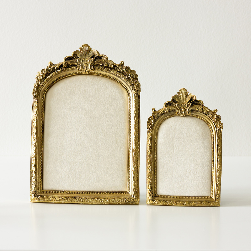 金色のレトロなフォトフレームのジュエリー展示棚は壁に掛けられます。|undefined