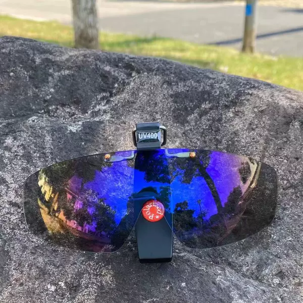 Polarized high-transparent gray-bottom blue film shot fish clip hat glasses