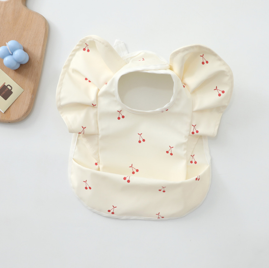 흰색 바탕에 작은 체리 날개