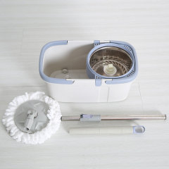 厚手の回転モップを厚くして、バケツを水切りします。