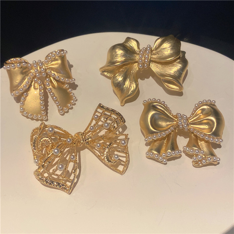 Sweet Simple Style Bow Knot Metal Hollow Out Inlay Pearl Women's Brooches display picture 2