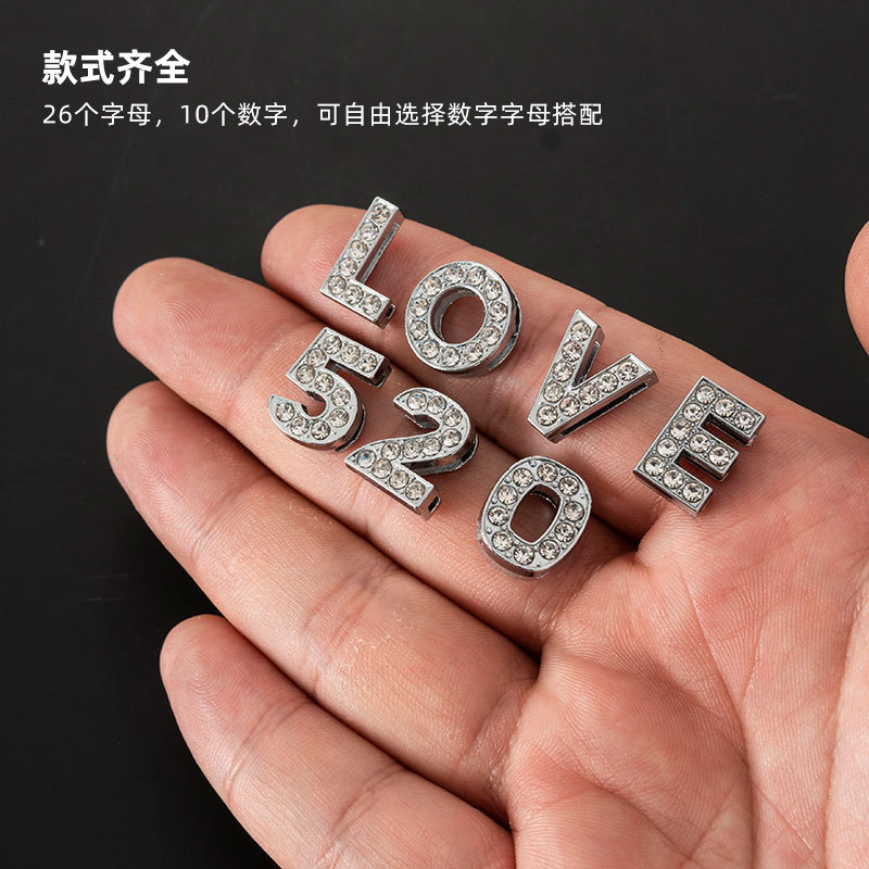 英語のアルファベットの数字の合金のネックレスのペンダントはダイヤモンドのブレスレットのペンダントのアイデアのアクセサリーの手作りのDIY材料を入れます。