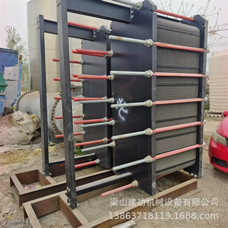 Использованный пластинчатый теплообменник из нержавеющей стали. Теплообменник для стерилизации напитков. Теплообменник типа BR. Съемный охладитель.