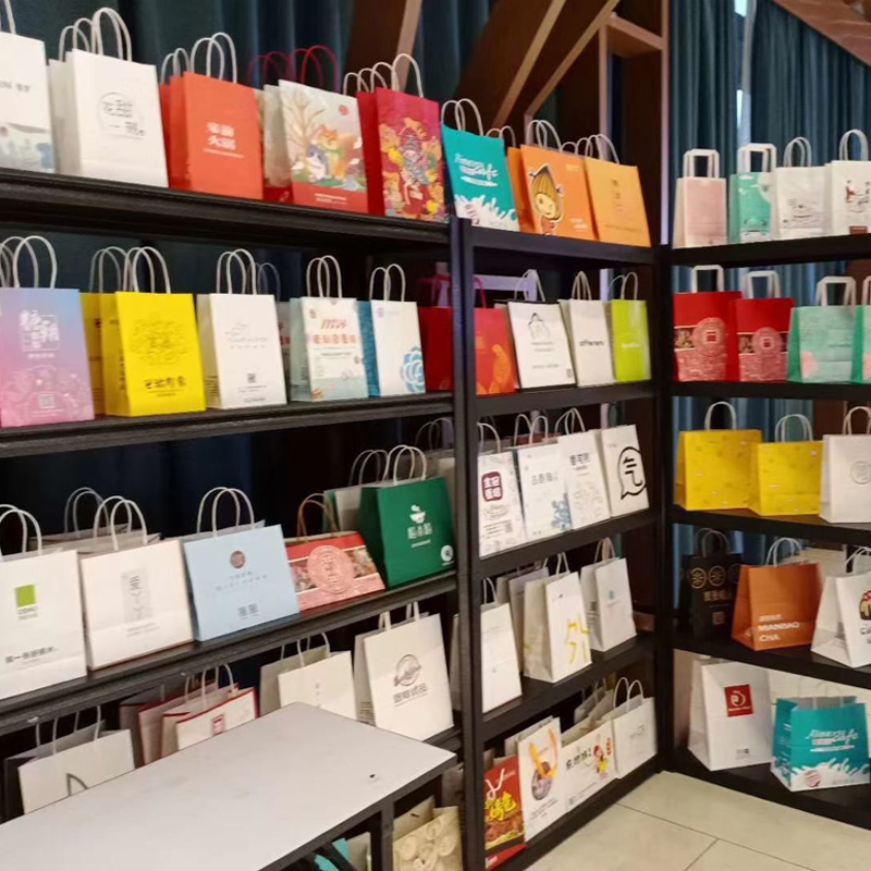 Bolsas de papel kraft de tazas de café desechables de leche de té bolsas de transporte bolsas de regalo de Navidad personalizadas impresión log