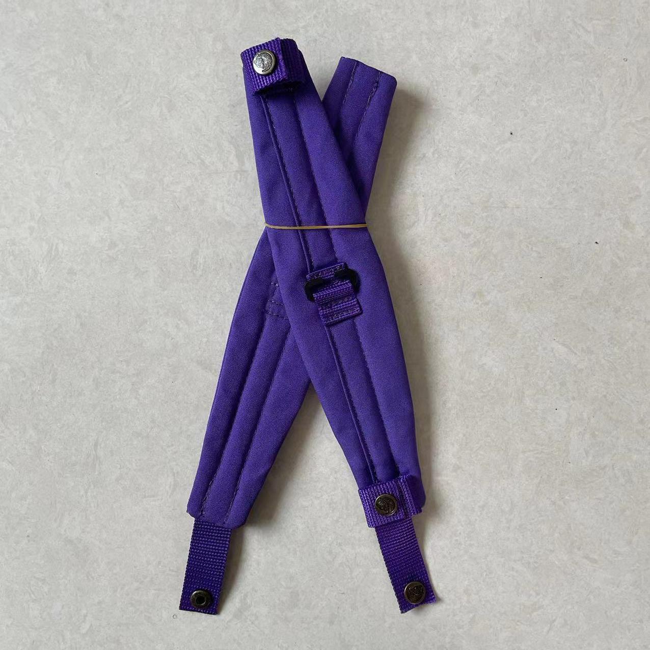 진한 보라색 어깨끈