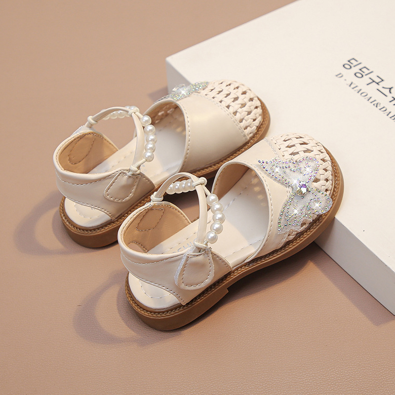 Zapatos de perla huecos para niñas 2026 verano nuevos zapatos de princesa de moda para niños zapatos de bambú de tejer para niñas