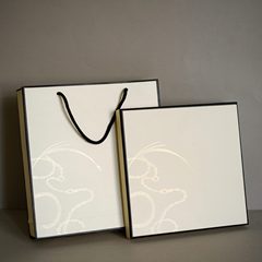 美しいベージュの正方形のギフトボックスのシルクのスカーフのアイマスクの包装箱の誕生日プレゼントのギフトボックスは卸売りできます。