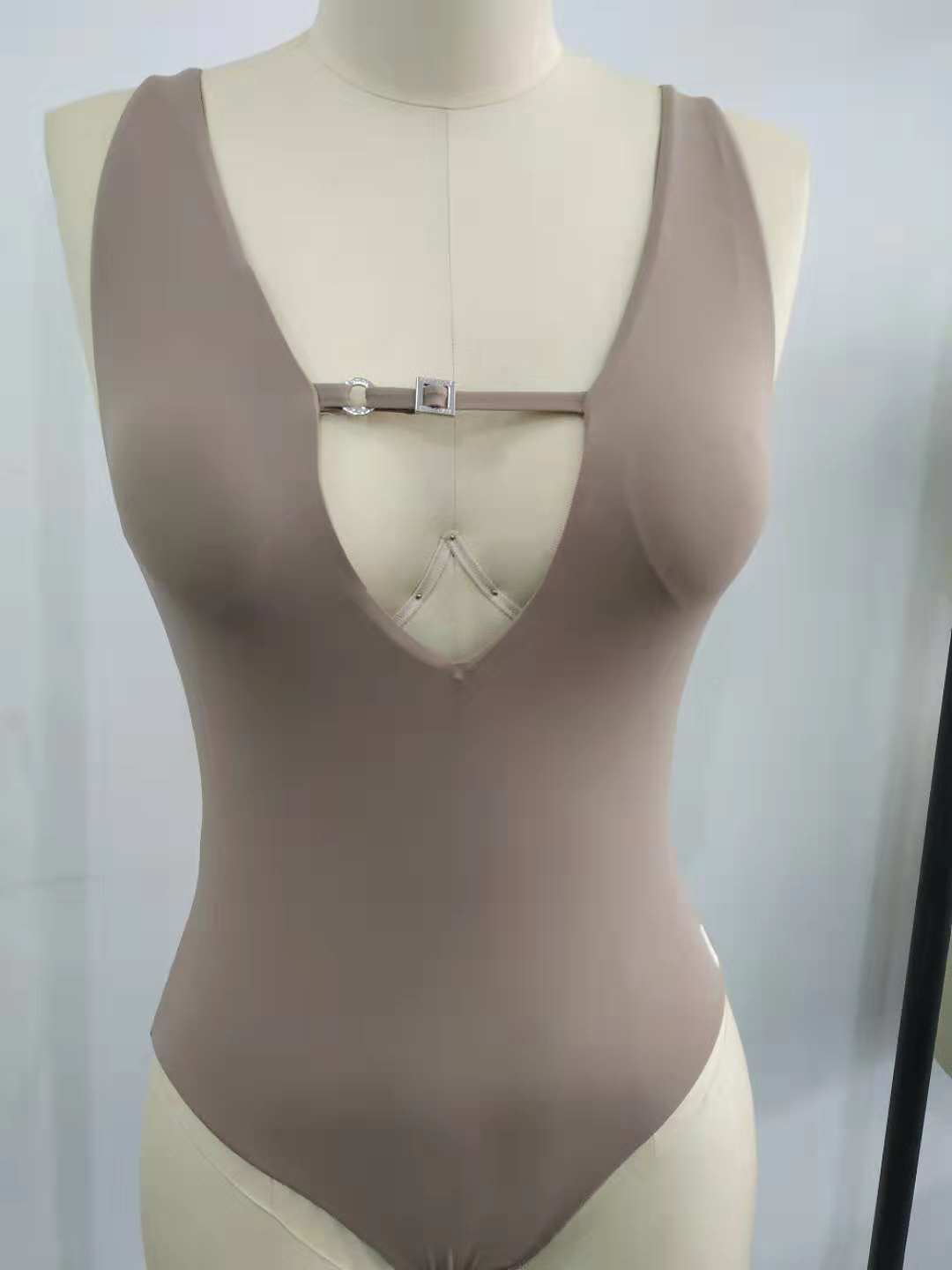 2021�羳�¿�����Ӿ��Ů �Ը���V¶���Ȼ�������������ɫӾװ����