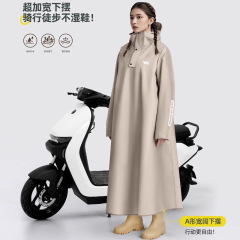 大人のレインコート電気自動車のオートバイは徒歩でレインコートに乗ります。