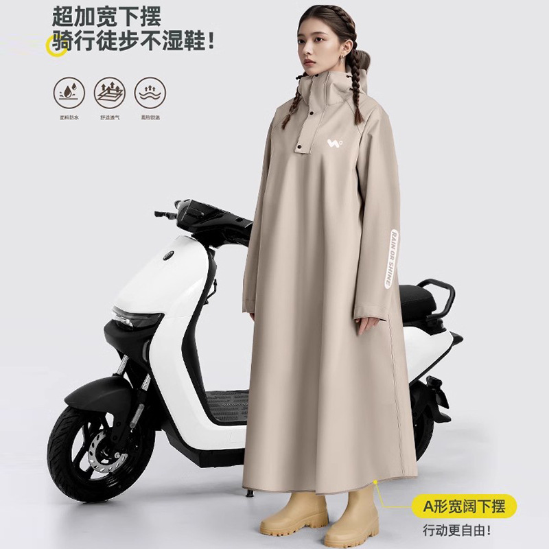 大人のレインコート電気自動車のオートバイは徒歩でレインコートに乗ります。|undefined